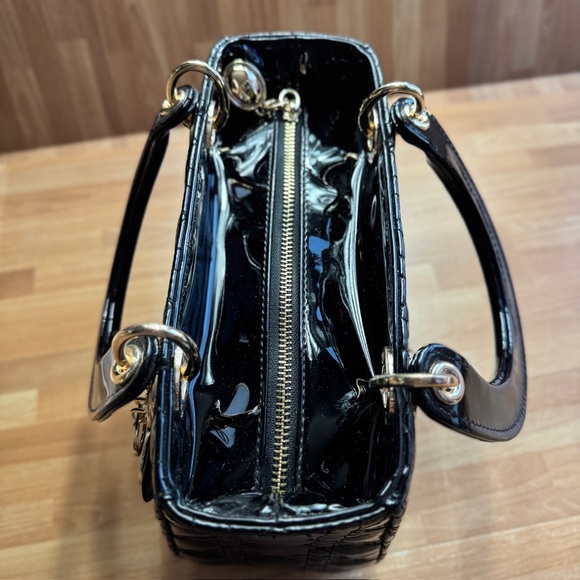 Black shiny purse with optional strap new in box - Picture 11 of 16